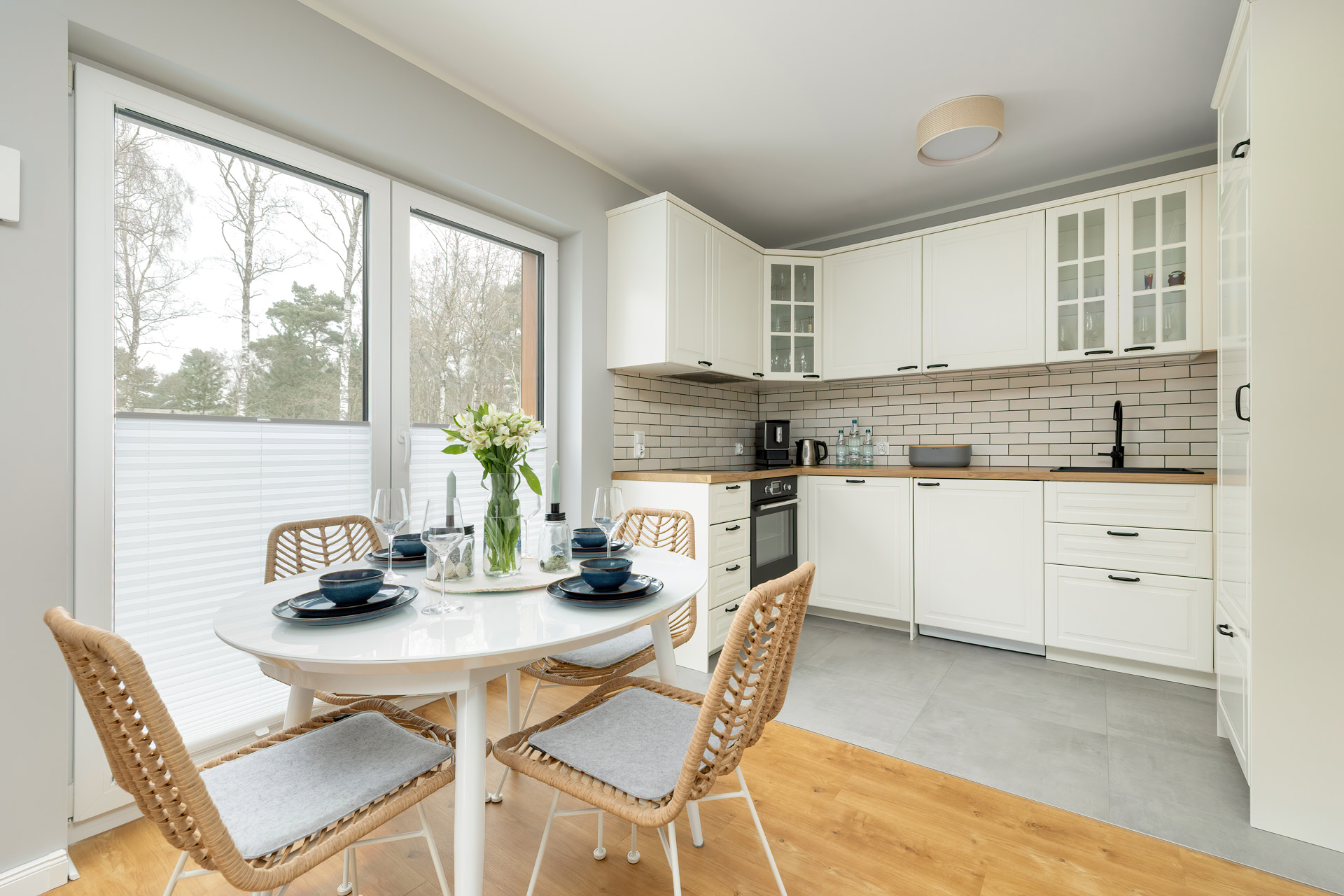Jasna kuchnia i stół w apartamencie