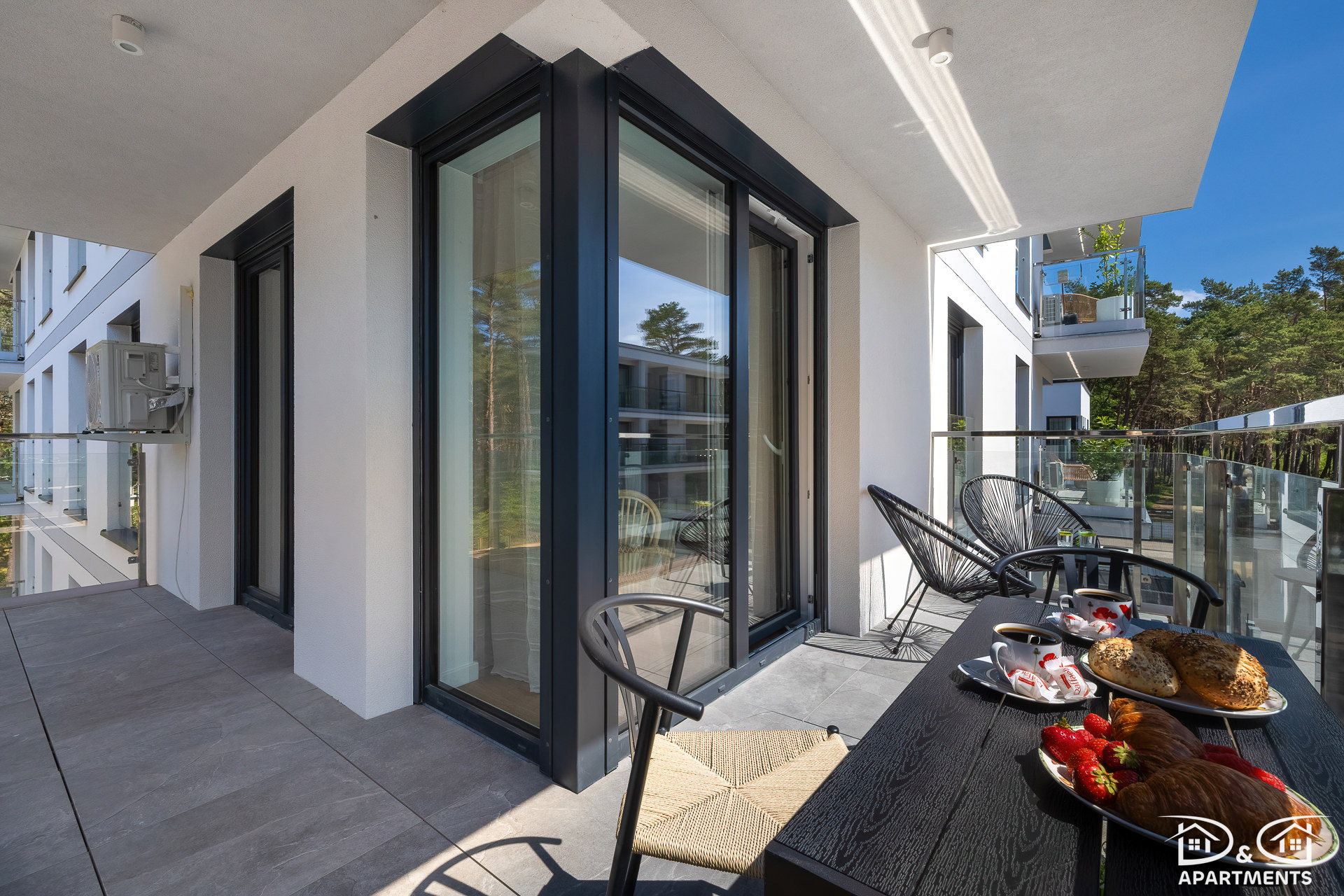 Balkon apartamentu ze strefą wypoczynku