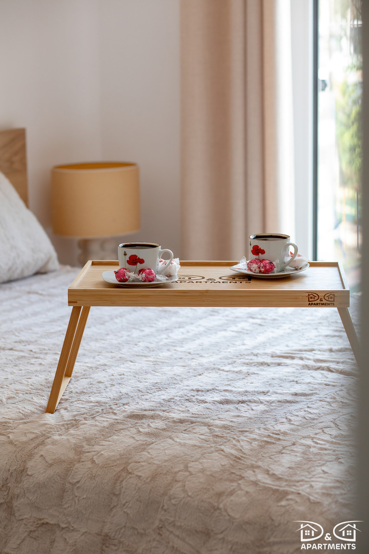 Kawa podana w sypialni apartamentu