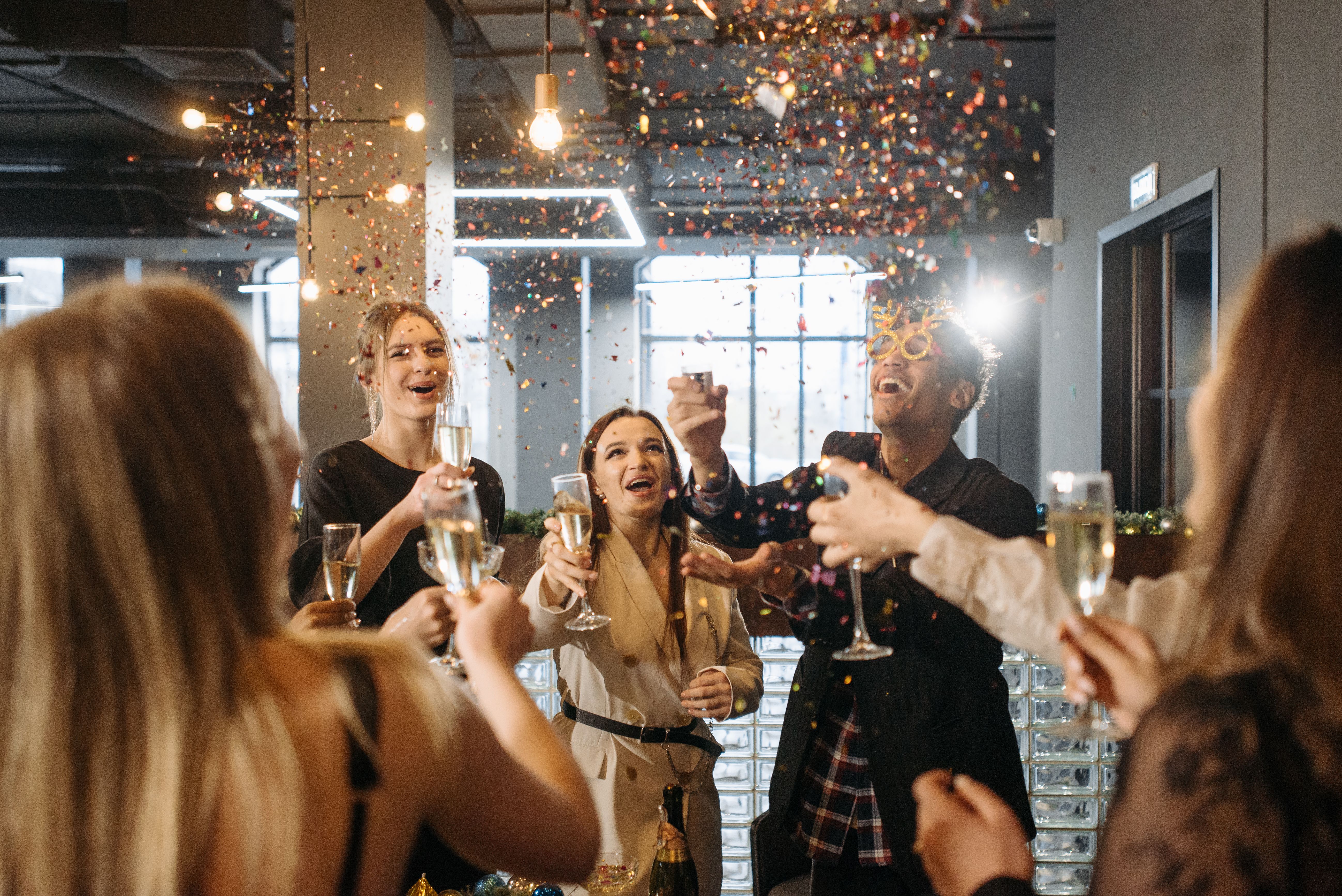 Konfetti i toast na imprezie firmowej